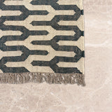 Switchline – Hand Woven Jute Rug in Beige/Black